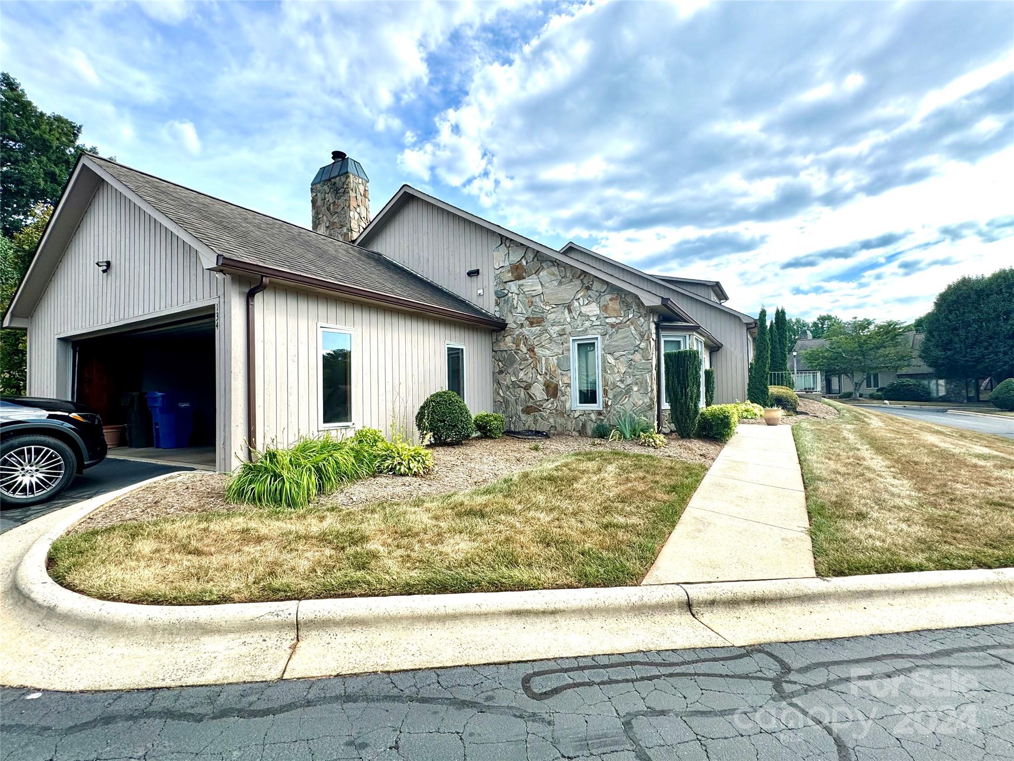 603 29th Avenue NE, Hickory